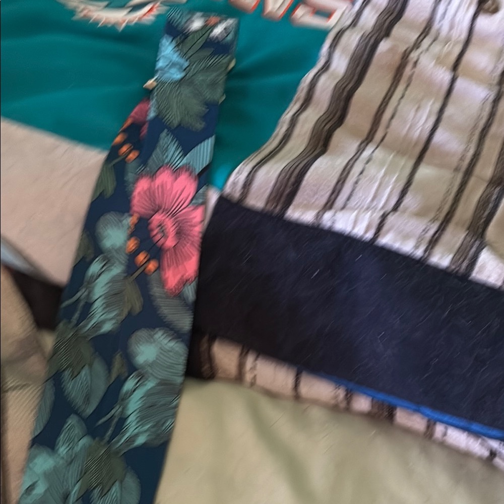 Floral Patterned Strap - Picture 3 of 4